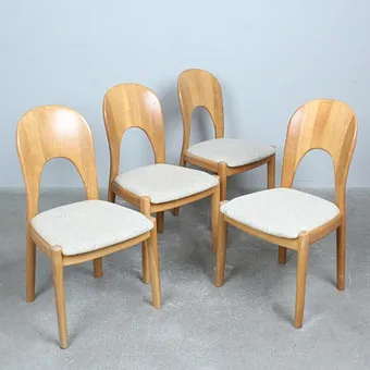 NIELS KOEFOED. для Koefoeds Hornslet, четыре стула для столовой, модель ''Morten'' дуб, шерсть, Дания, 1970-е годы.