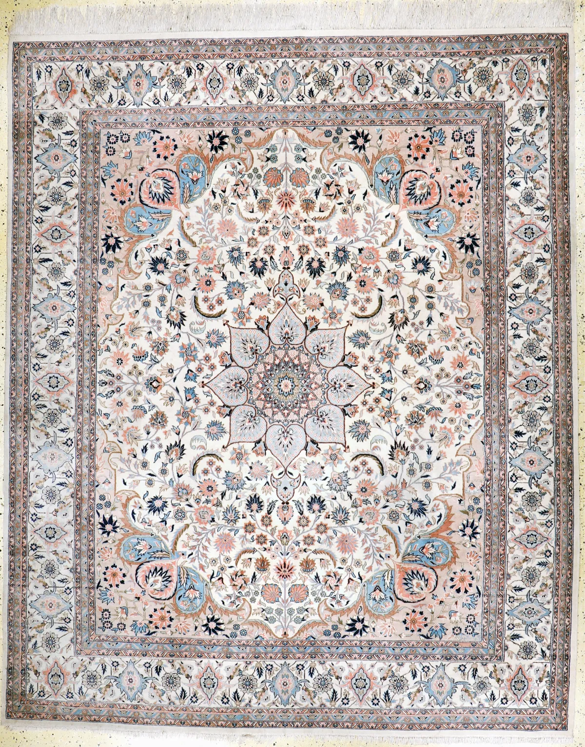 Esfahan fine, China, mid-20th century, cork wool on silk, approx. 306 x 246 cm, EHZ: 3