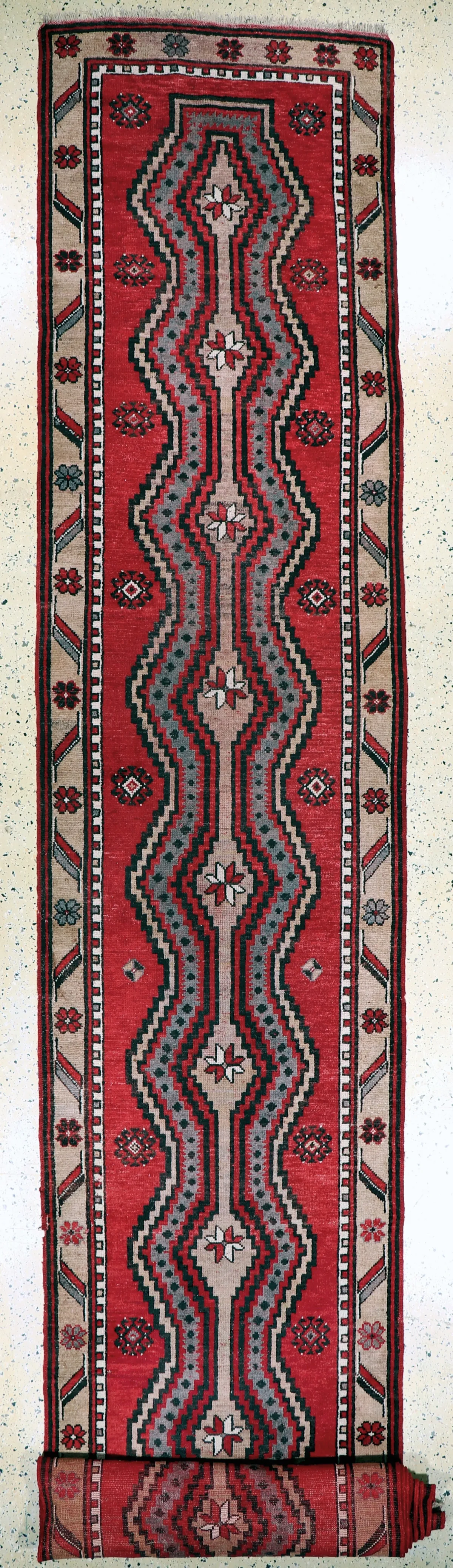 Kurt rug old, Turkey, mid-20th century, wool on wool, approx. 872 x 100 cm, EHZ: 3-4