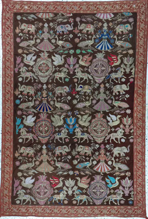 Haft, Indie, koniec XX w., haft metalowo-jedwabny, ok. 219 x 148 cm, EHZ: 1-2