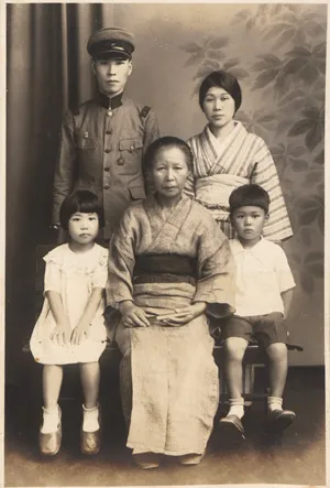 Japanische Fotoalben – 2 Alben mit zusammen ca. 230 Fotografien, meist Silbergelatine-Abzüge mit Porträts- und Gruppenaufnahmen