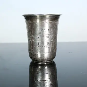 ANATOLI APOLLONOWITSCH ARTSYBASHEV. Gobelet à vodka avec cathédrale gravée, 84 zolotniks / 875, Moscou, 1894.