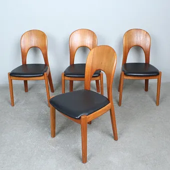 NIELS KOEFOED voor Koefoeds Hornslet, vier eetkamerstoelen, model '' Morten'' eiken, kunstleer, Denemarken, jaren 1970.