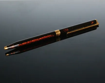 S.T.DUPONT. Kuličkové pero s inkluzemi zlatého prachu, čínský lak, pozlacené, konec 80. až polovina 90. let.