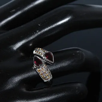 Ring met rhodoliet en saffier, 925 zilver.