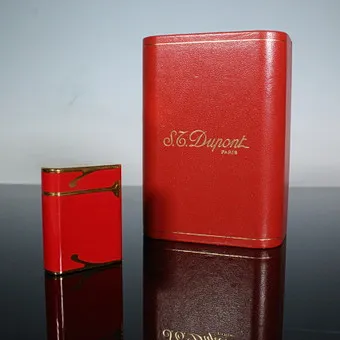 S.T.DUPONT. Aansteker, model '' Soubreny '' Laque De Chine, Parijs, verguld, jaren 1990.