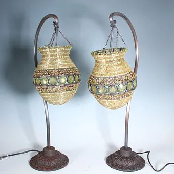 Pár orientálních stolních lamp.