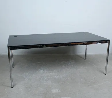 USM Haller, table / bureau, tube d'acier chromé, chêne.