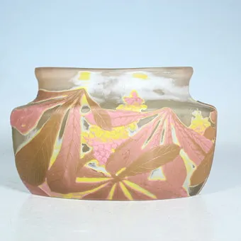 ÉMILE GALLÉ (1846-1904). Vase/Schale verziert mit Kastanienbäumen , seltene Farben, um 1900.