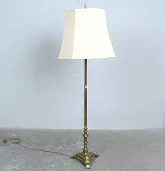 Vintage lampa podłogowa z mosiądzu z kwadratową podstawą i kremowym abażurem z tkaniny.