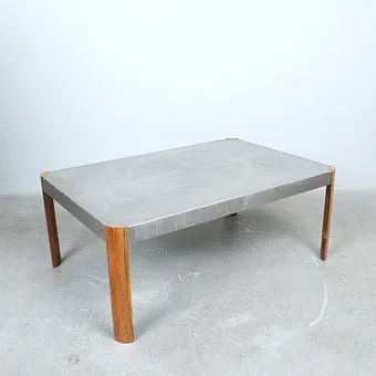 HEINZ LILIENTHAL. IN DE STIJL VAN. Salontafel met geëtst tafelblad uit de jaren 1970.