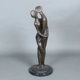 NEZNÁMÝ UMĚLEC. Velká bronzová figura na mramorovém podstavci "Milenci".