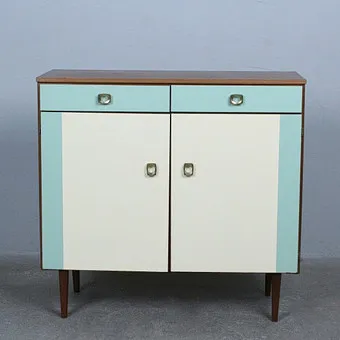 Kleine commode uit de jaren 1960, beschilderd.