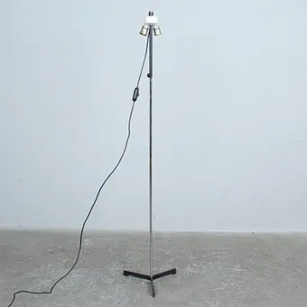 Mid-Century vloerlamp met zwarte driepoot uit de jaren 1970.