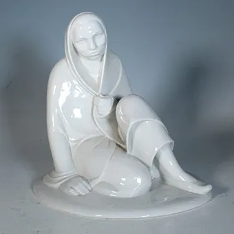 ERNST BARLACH. Schwarzburger Werkstätten, Werk Unterweißbach, porcelánová figurka, '' Sitzendes Mädchen '' návrh: 1908, provedení 1909-1926.