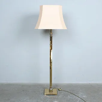 Vloerlamp in Hollywood Regency-stijl.
