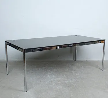 USM Haller, table / bureau, tube d'acier chromé, chêne.