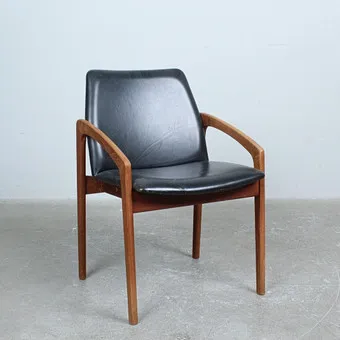 HENNING KJÆRNULF. pro Korup Stolefabrik, křeslo, model '' 23 '' , teak, kůže, 60. léta.
