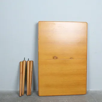 H.W. KLEIN. Bramin, table à manger extensible avec rallonge, chêne.