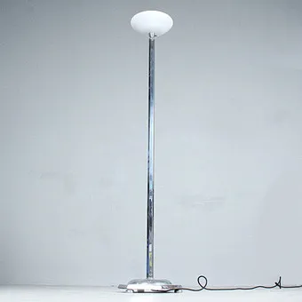 Stehleuchte mit Glasschirm.