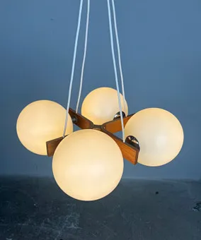 Deckenleuchte 'Atomic' mit 4 verstellbaren Leuchtkugeln.