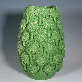 Keramikvase mit Palmenrelief.