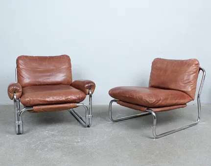 Zwei Stahlrohrsessel der 1970er, Leder.