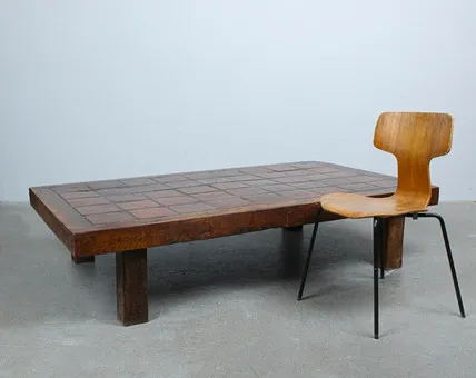 Brutalistischer Couchtisch, Eiche, Keramik, 1950er, Belgien.