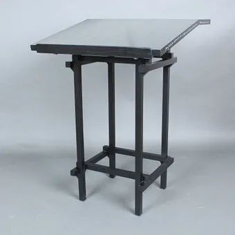GÜNTHER UECKER لصالح Rosenthal. منصة قراءة / طاولة، طراز 'Lettera'، خشب الدردار، تصميم 1982، ألمانيا.