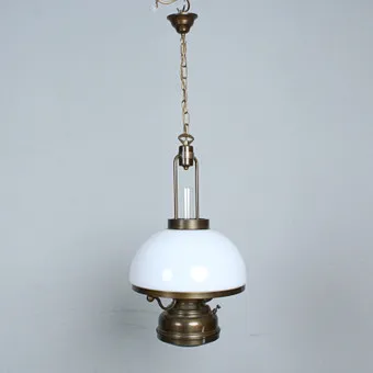 Deckenleuchte in Form einer Petroleumlampe, Neukro Menden.