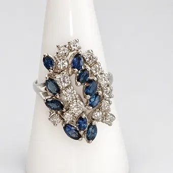 PRUNKVOLLER GOLDRING MIT BRILLANTEN UND SAPHIREN IM JUGENDSTIL.