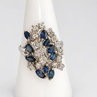 Bague en or splendide avec diamants et saphirs de style Art nouveau.