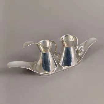 SILBER-TISCHGARNITUR MIT MILCH- UND SIRUPKÄNNCHEN AUF TABLETT.
