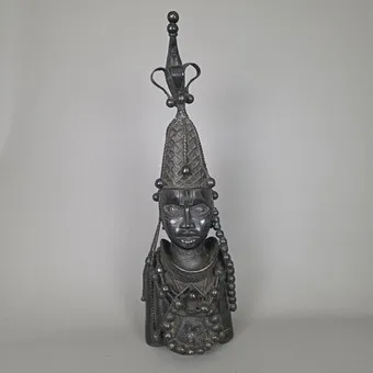 Velká ženská busta s vysokou ceremoniální pokrývkou hlavy - pravděpodobně Západní Afrika, 20. stol., bronz, tmavá patina.