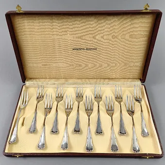 Ensemble de fourchettes à gâteau en argent.