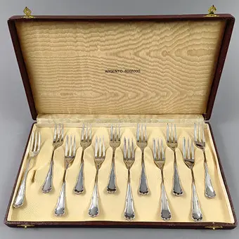 Ensemble de fourchettes à gâteau en argent.