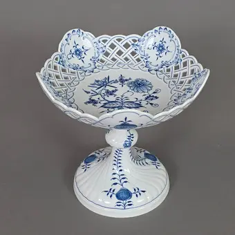 Tafelstuk - Meissen, 2e helft 20e eeuw, porselein, onderglazuur blauw uienpatroon.