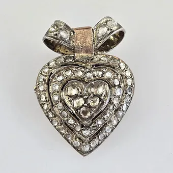 BROCHE / PENDENTIF EN FORME DE CŒUR.