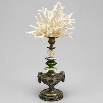 SKULPTURALES OBJEKT IN DER ART BAROCKER WUNDERKAMMEROBJEKTE.