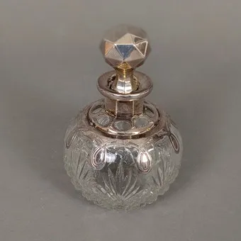 Flacon avec placage d'argent.