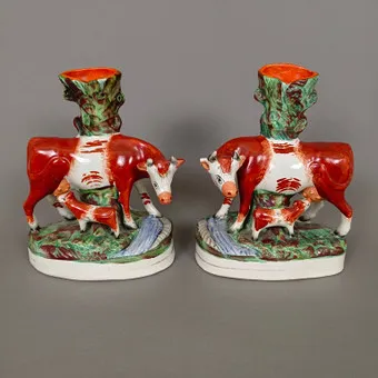 Par STAFFORDSHIRE figuralnih vaza s prikazom krava („Spill Vases”) — Engleska, 2. polovica 19. st.