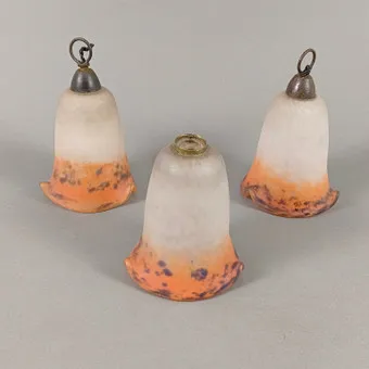 Trzy kwiatowe klosze w stylu Art déco - Degué, Cristallerie de Compiègne, Francja 1. poł. XX w.