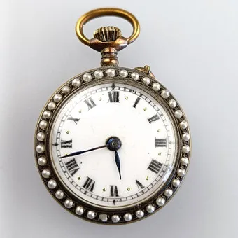 MONTRE DE POCHE DE DAME DÉCORÉE.