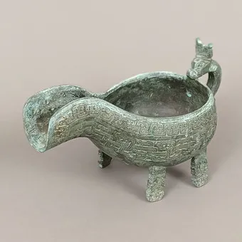 Vase rituel en forme de yi.