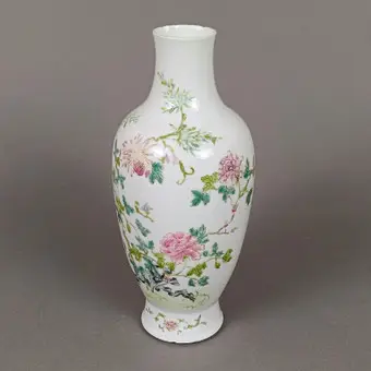 Famille Rose balustervase.