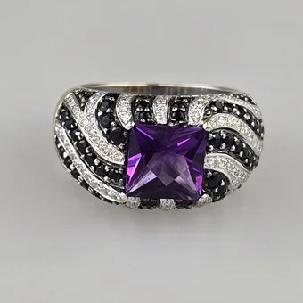 AUSGEFALLENER 18K-DIAMANT-/AMETHYSTRING.
