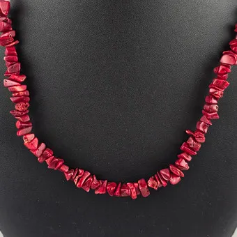 Lang koraalcollier - onregelmatige koraalstenen (breedte ca. 5 tot 12 mm).