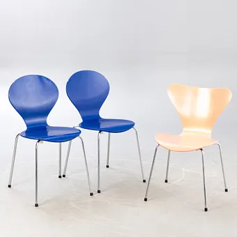 Trois chaises : une chaise 3107 d'Arne Jacobsen en rose et deux chaises 'Rondo' de Danerka/Phenoix, Danemark (3).
