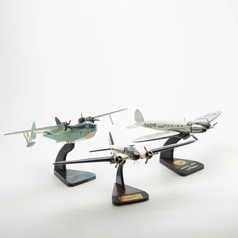 Drie staande vliegtuigmodellen o.a. Boeing, Lufthansa (3).