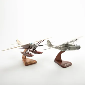 Dwa modele samolotów na podstawkach: Latécoère 28-3 i China Clipper Martin M-130 1/72 (2).